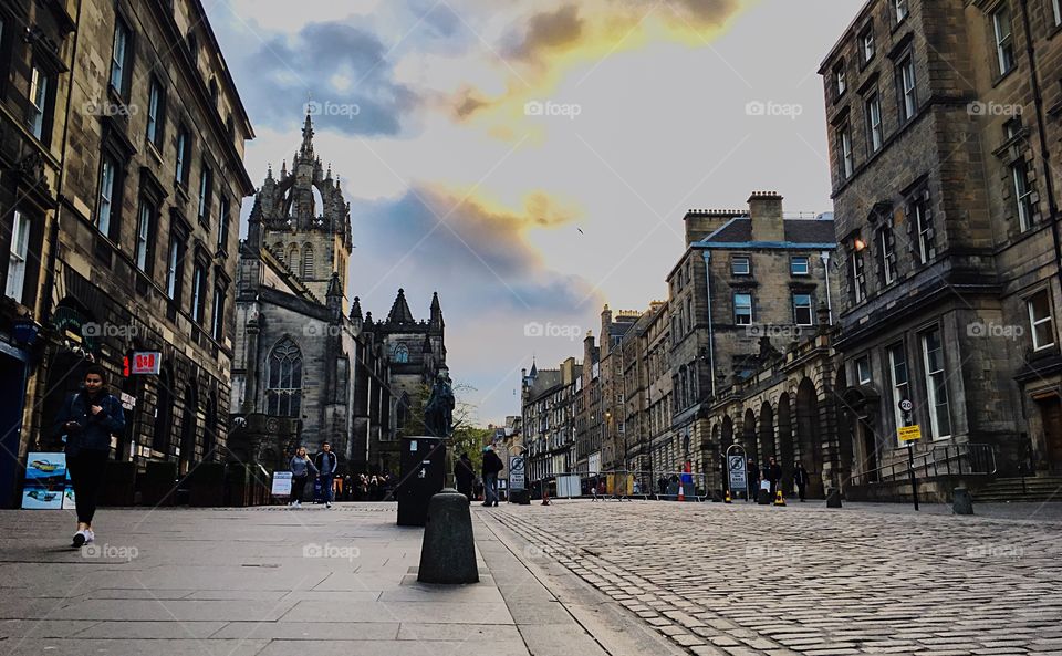 Evening atmosphere at the Royal Mile in the center of the historic city of Edinburgh