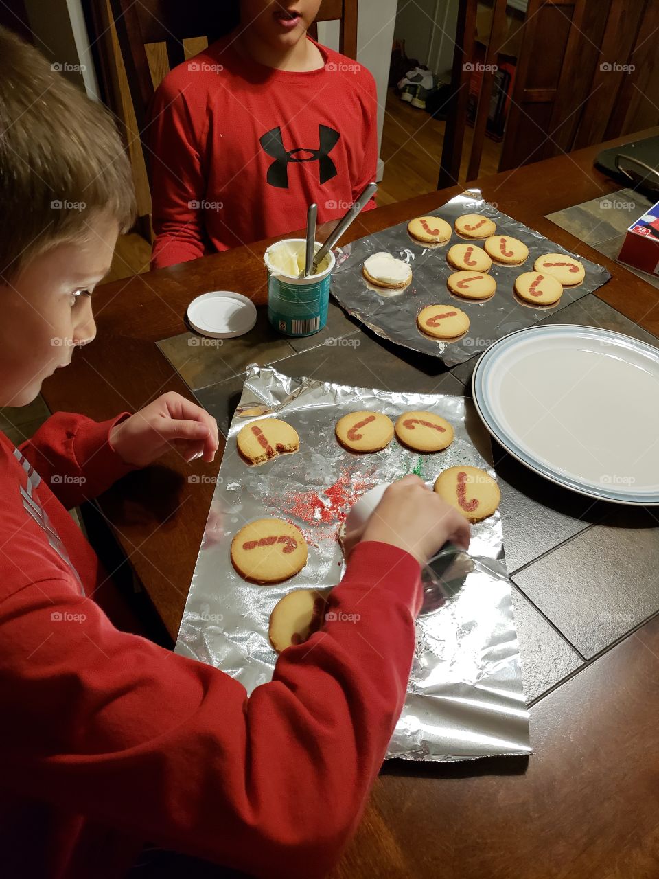 Decorating Christmas cookies
