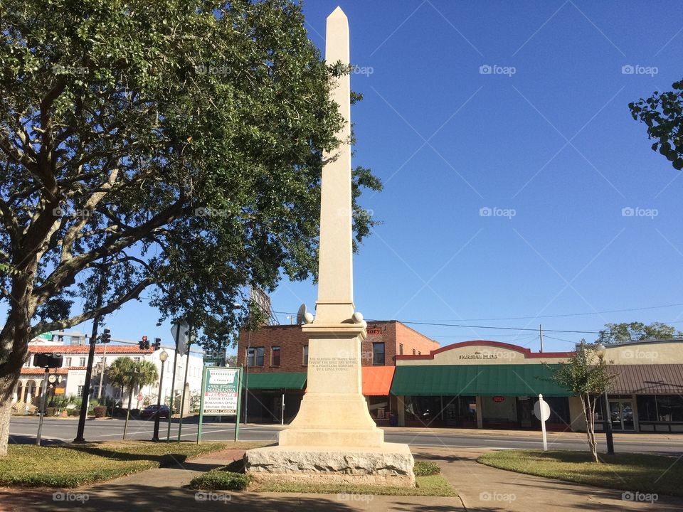 Calvary battle in downtown Marianna. Union and Confederate troop battled in the streets. This is a monument that represents the battle. 