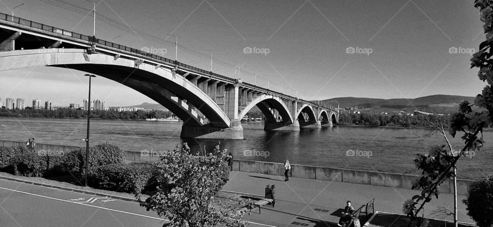 мост через реку и набережная