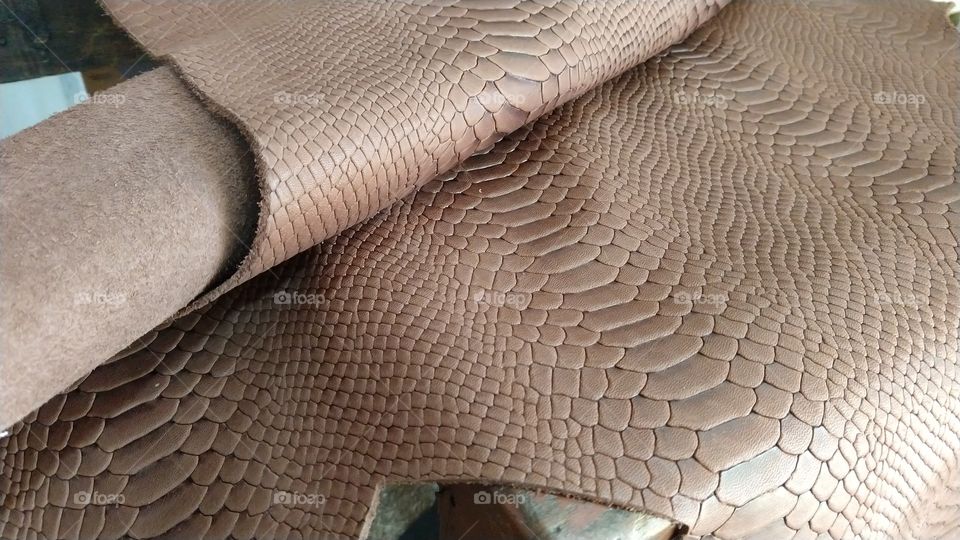 Couro legítimo de bovino, preparado para fabricação de botas country no Brasil.