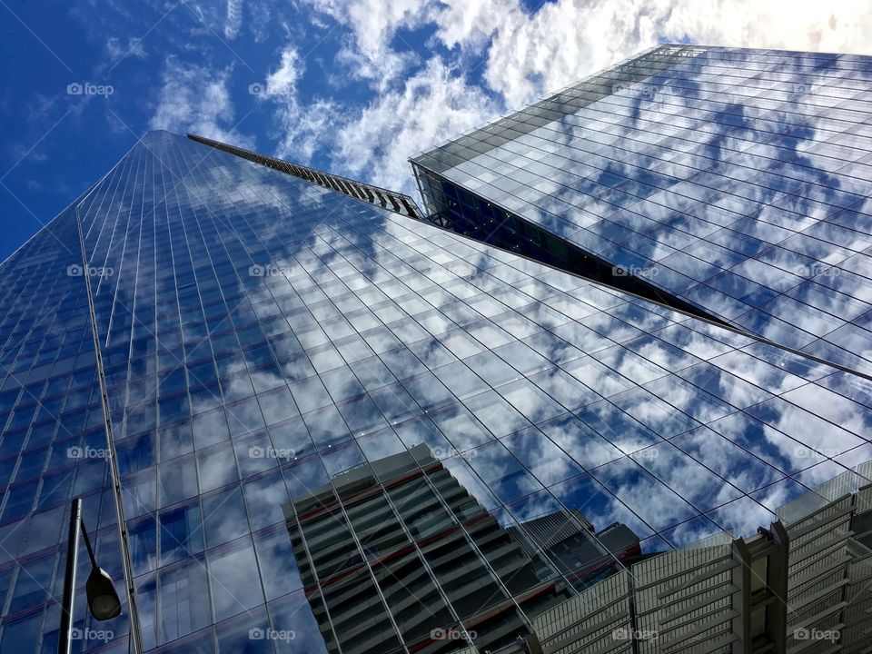 Buildings camouflaged by the Sky reflection. The Shard, London, 2017. 