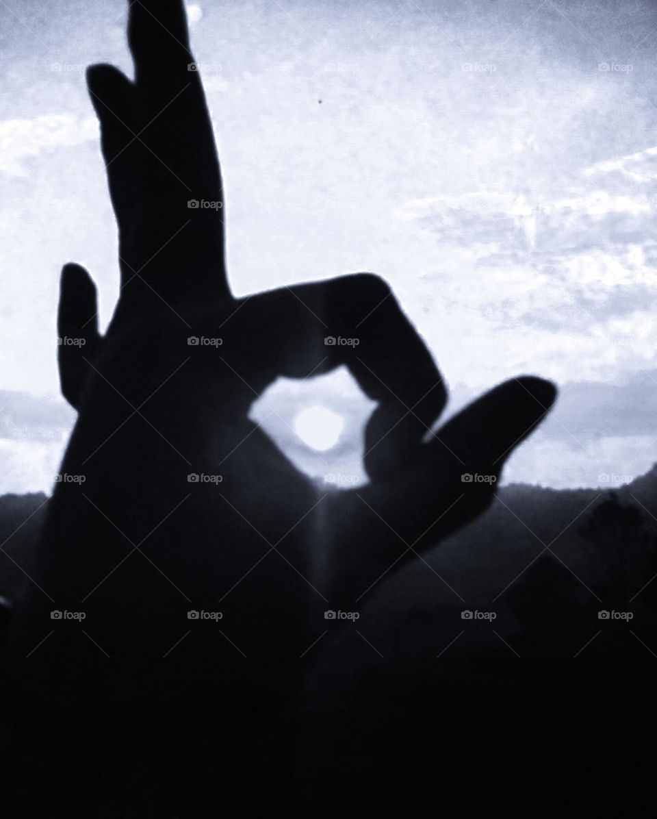 The sun between the circles of the fingers is like binoculars and this is just a photo in the afternoon with color illustrations just to add different nuances as an additional collection