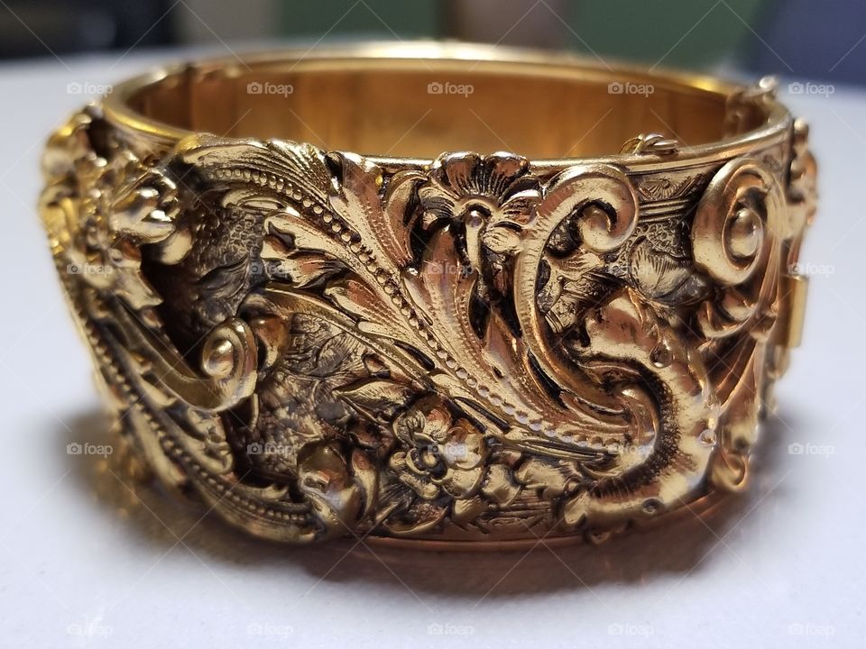 Elegance with a flick of the wrist