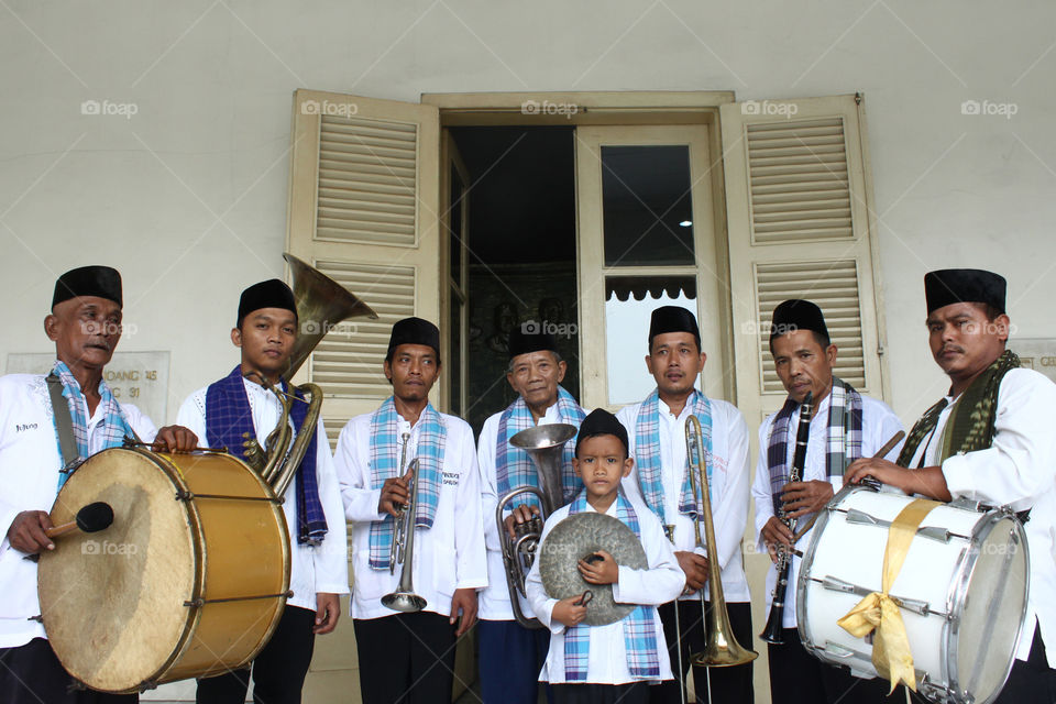 Tanjidor 3 Saudara


Tanjidor is the art of music played by a group of people. It is often called Tanjidor Orchestra. Tanjidor orchestra evolved since the 19th century after the rise in Perkoempolan Kaoem Betawi.