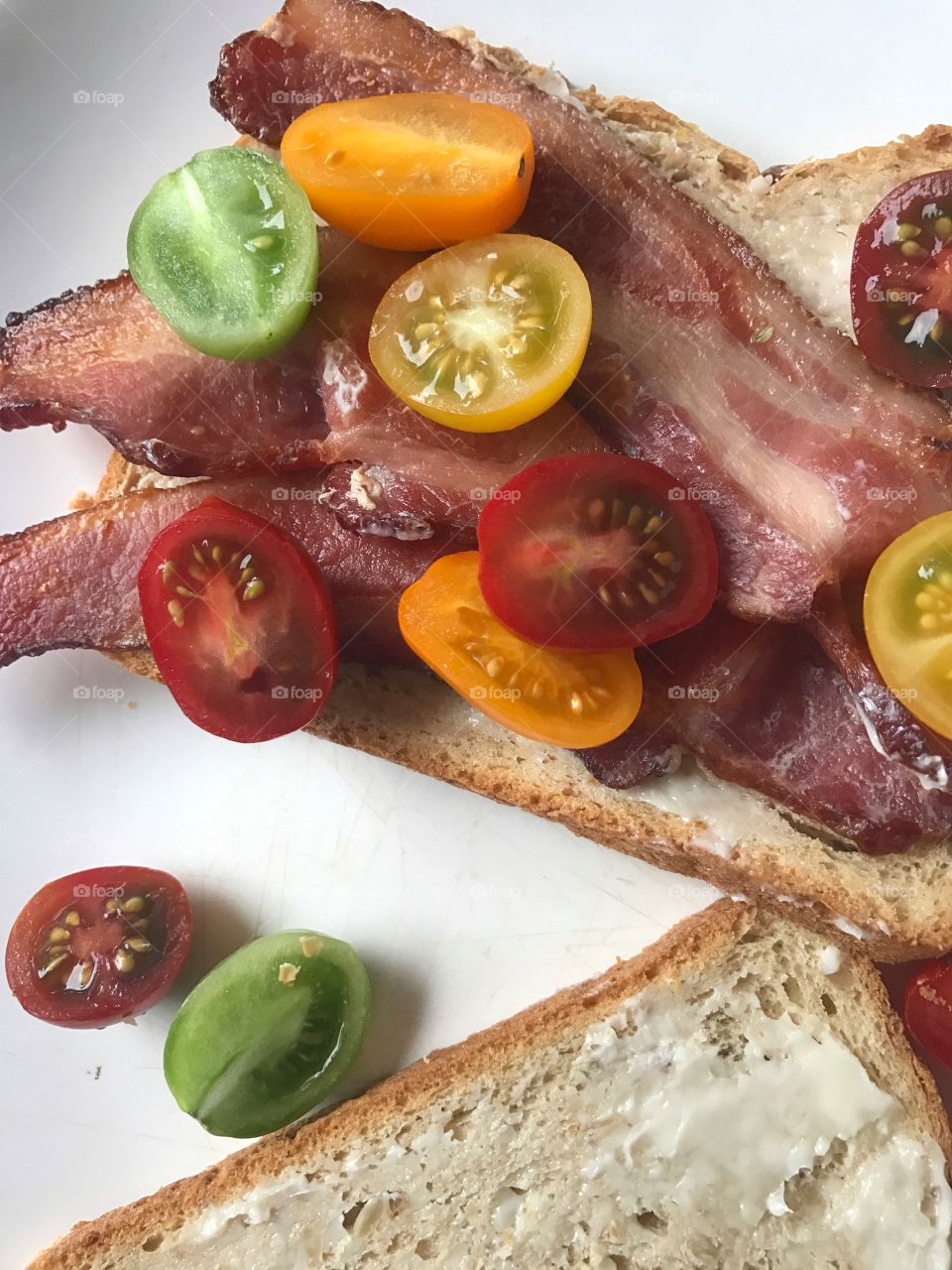 Bacon and tomato sandwich closeup