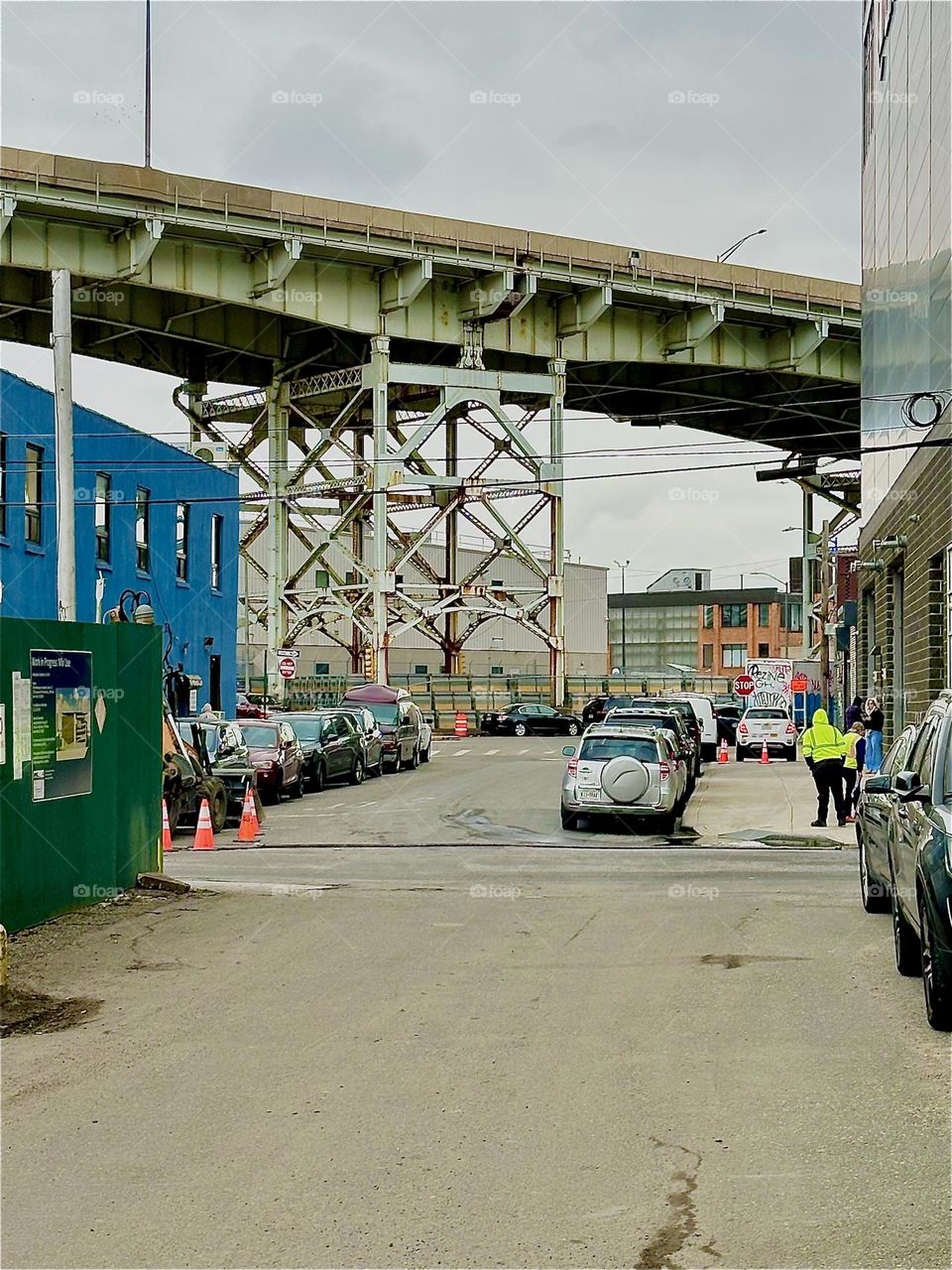 This is „Review Avenue“ looking at the intersection of „Borden Avenue” at “Dutch Kills” and the unmistakably recognizable metal structure of the “Brooklyn Queens Expressway”. 2023. Hypnotic Productions