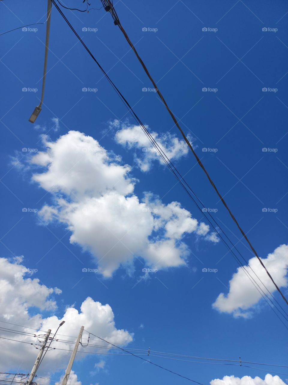 As impressionantes nuvens  flutuantes que  ornamentaram o Céu  com o seu sobe e desce prendendo à atenção de  olhares surpreendidos com a beleza e leveza do balanço das nuvens brancas.