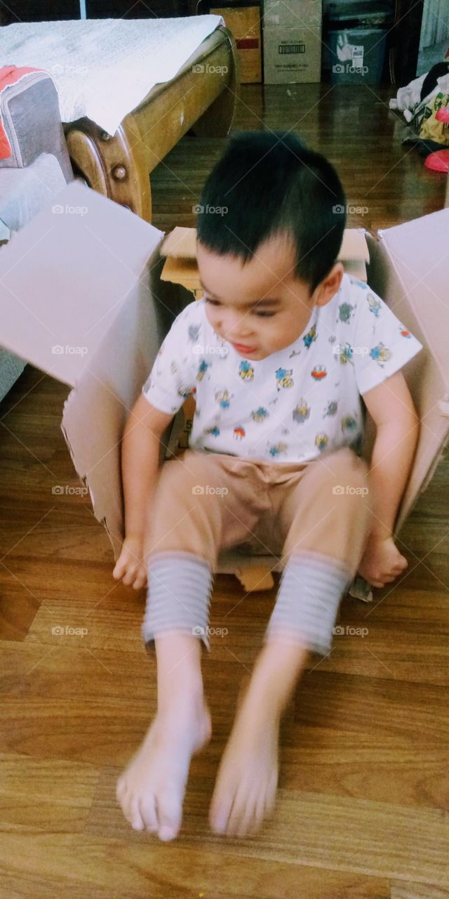 this little boy turn this empty box into a car.