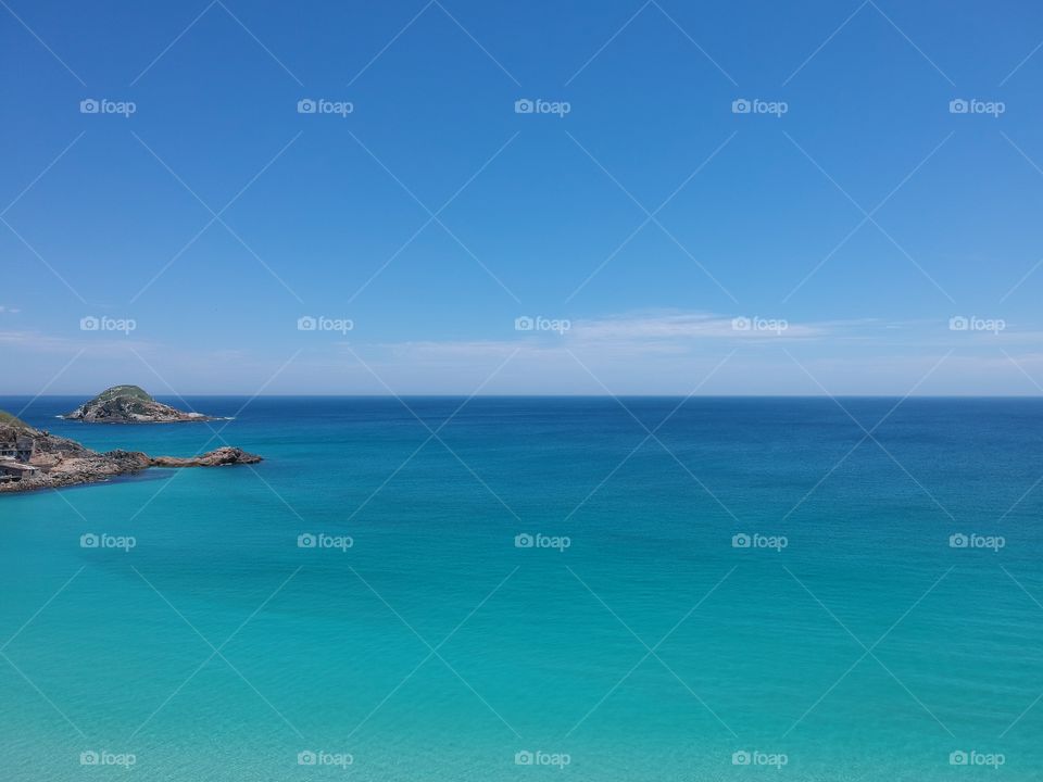 Paisagem aérea de Arraial do Cabo no Rio de Janeiro, Brasil. Lindo o azul do mar!