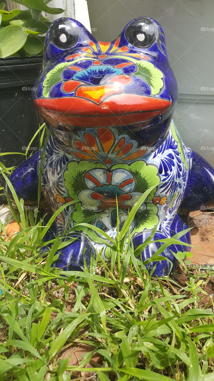 Garden frog statue
