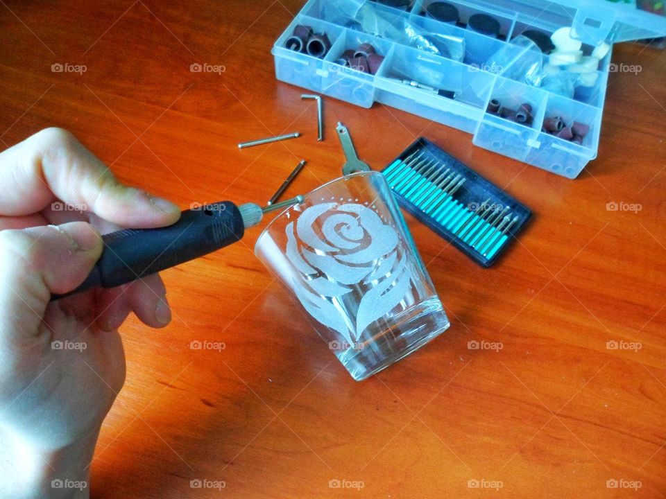 engraving roses on glass glass