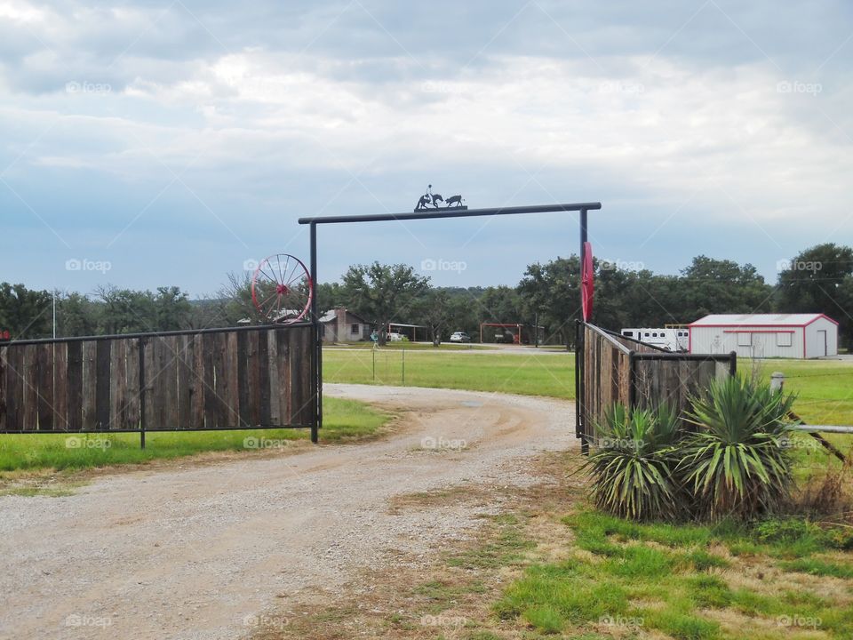 ranch entrance sign. This is a picture of a Texas sign that leads to a ranch. 👣 🚶 🏃 🔥 💨