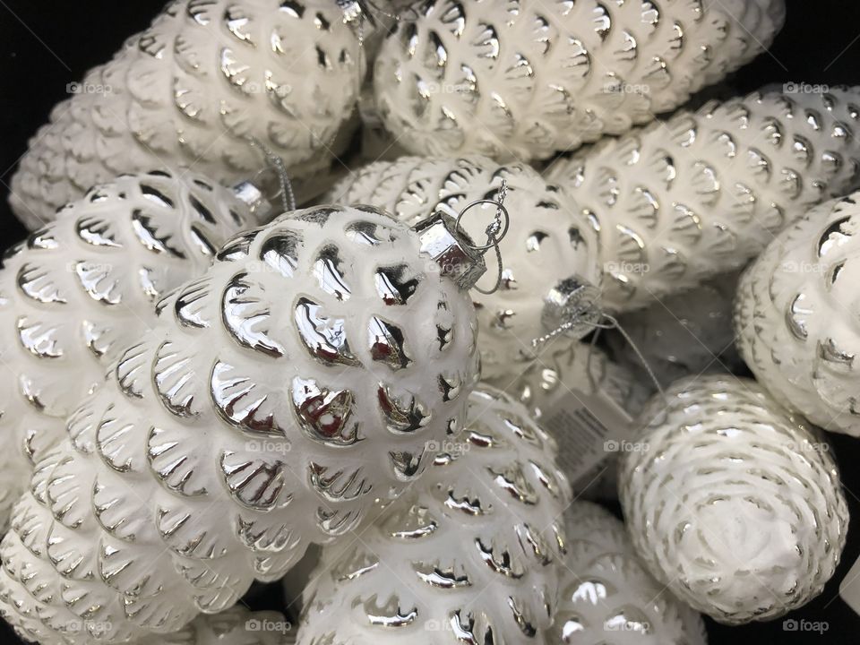 These baubles look expensive or is it that l have experience taste, l would want them on my tree anyway they ooze presence.