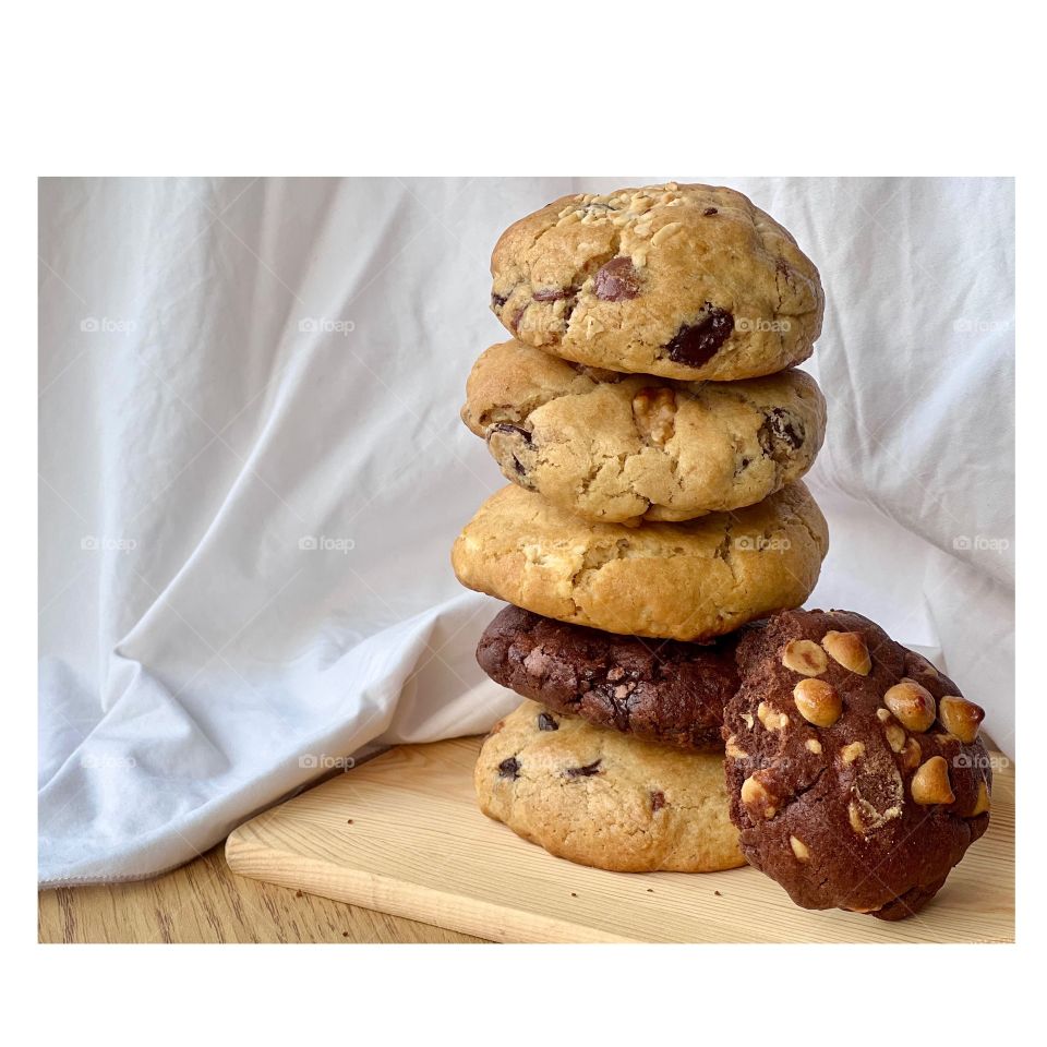Chunky cookies in six different flavours in dark chocolate chips, white chocolate, peanut butter and macadamia 