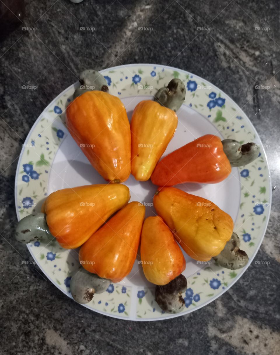 Vou fazer um suco com esses cajus.