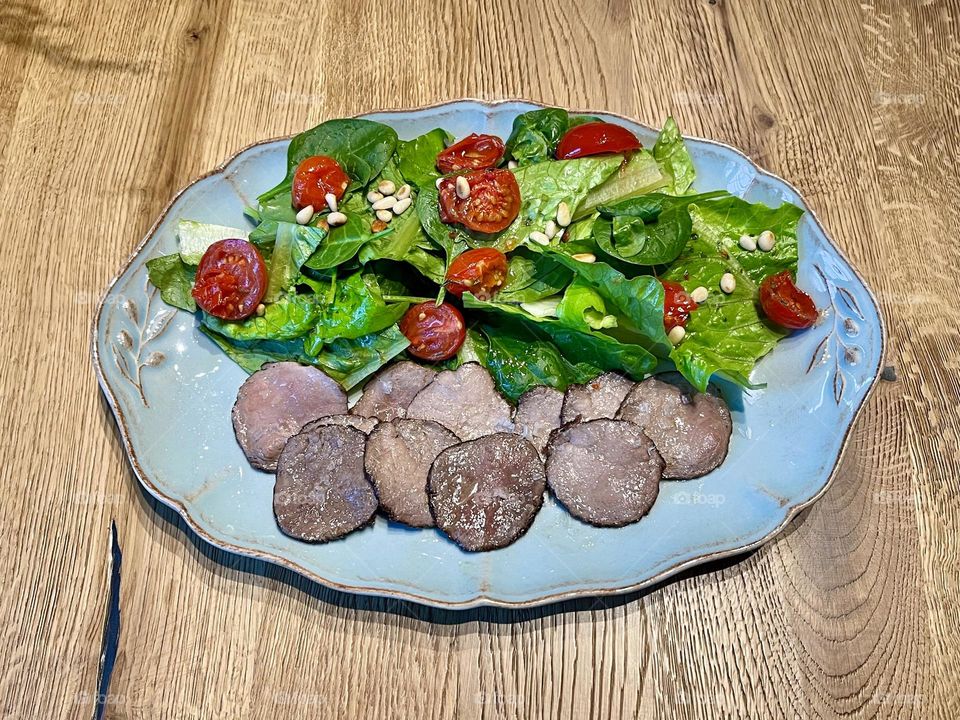 Green salad with tomatos and meat